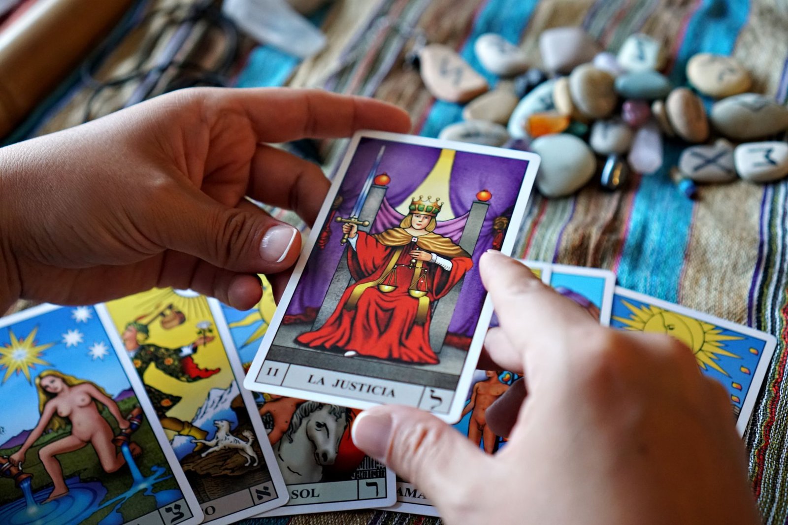 Cartas invertidas no tarô: 5 métodos para interpretar sem fatalismo